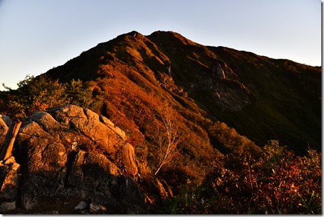 谷川岳を眼前に望む、紅葉彩る山