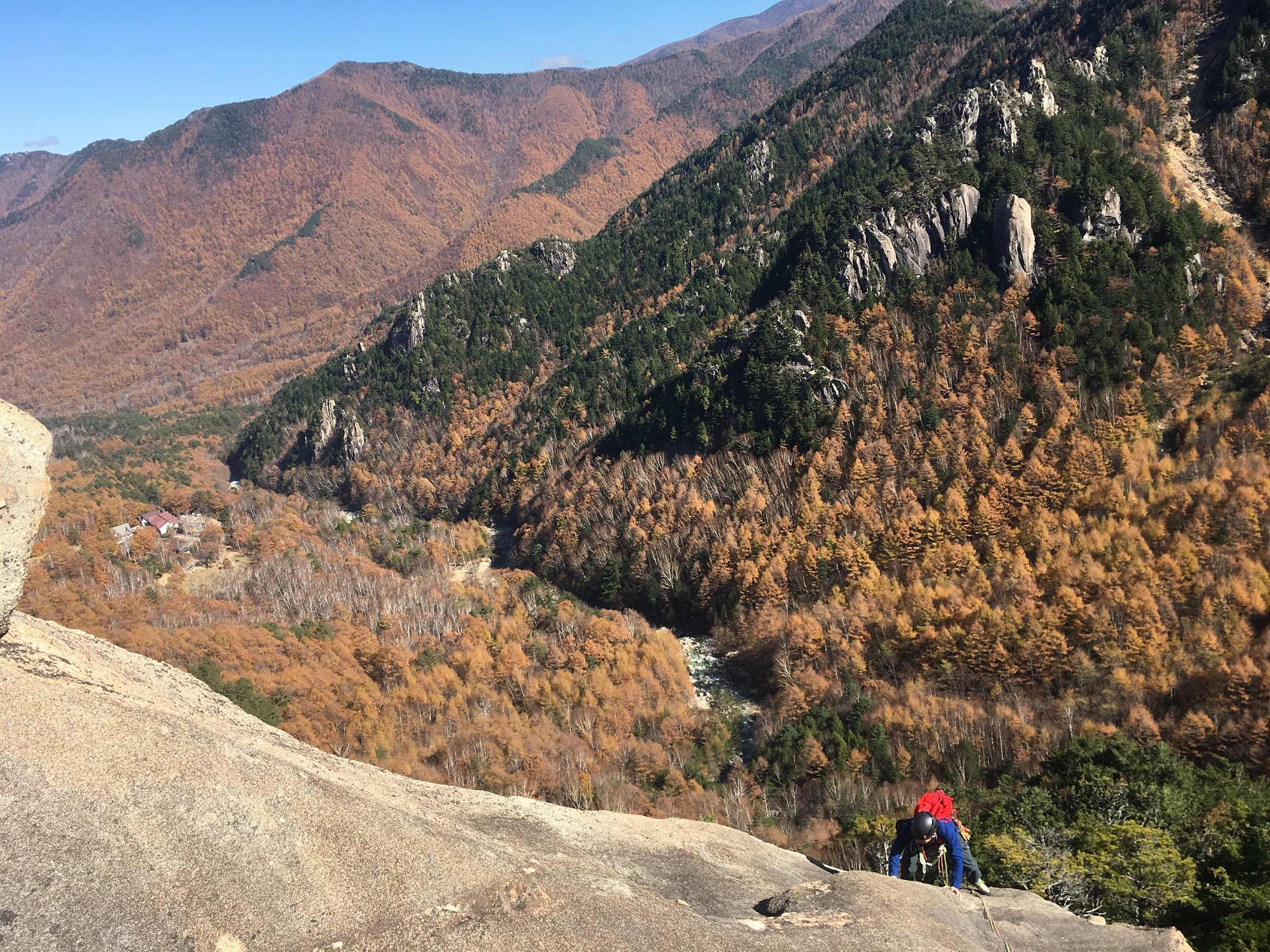 紅葉シーズン真っ只中の小川山クライミング